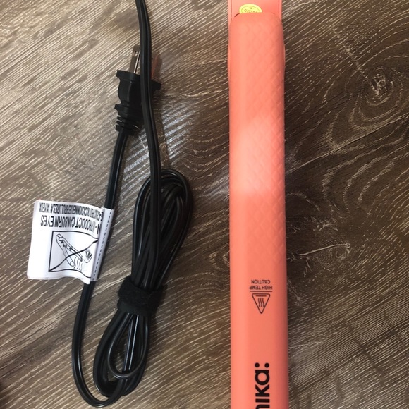 Amika hair straightener - Picture 4 of 4